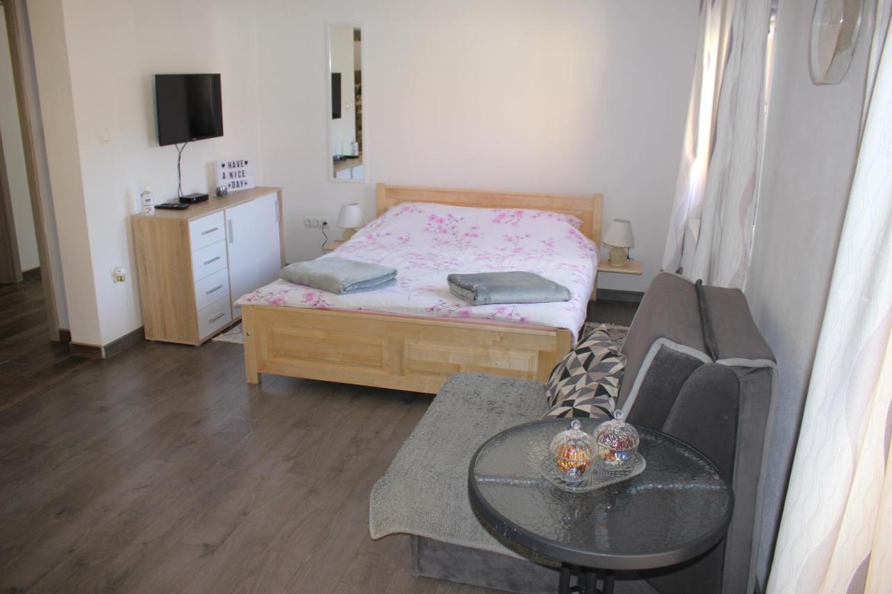 Studio Apartments Adian Кореница Экстерьер фото